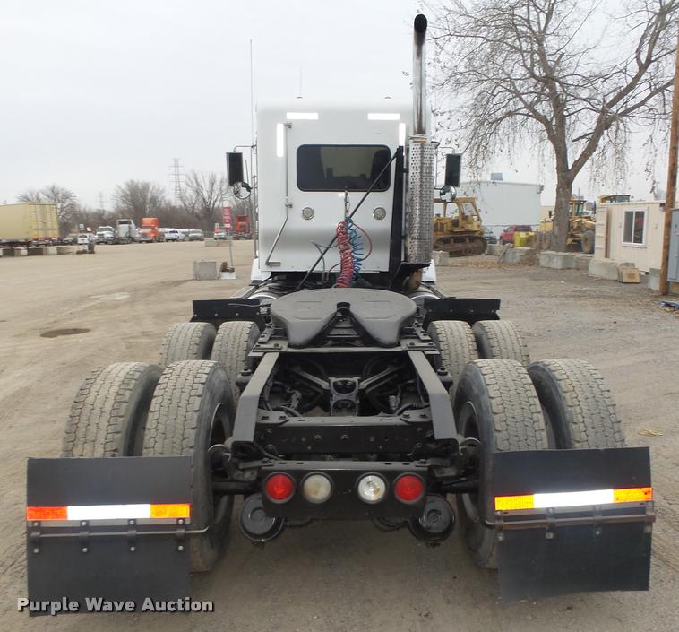 image for item L4194 2005 Kenworth T800 semi truck