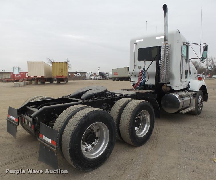 image for item L4194 2005 Kenworth T800 semi truck