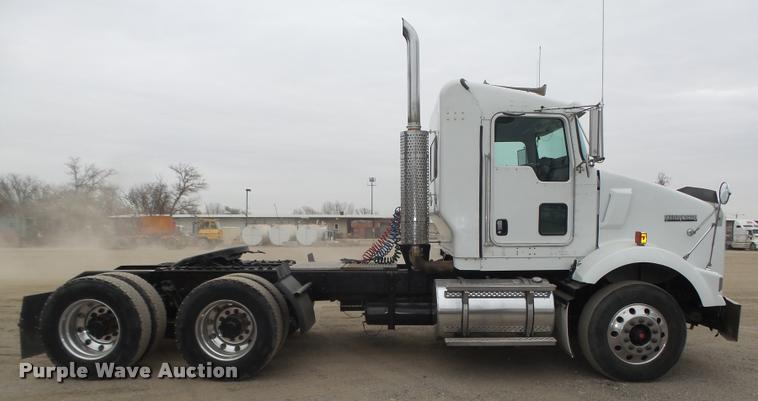 image for item L4194 2005 Kenworth T800 semi truck