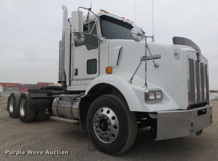 image for item L4194 2005 Kenworth T800 semi truck