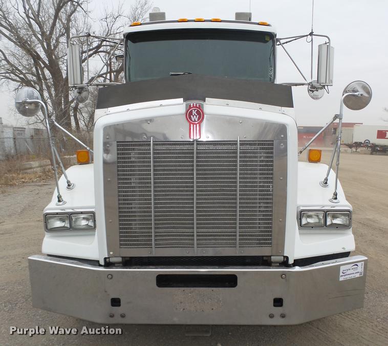 image for item L4194 2005 Kenworth T800 semi truck