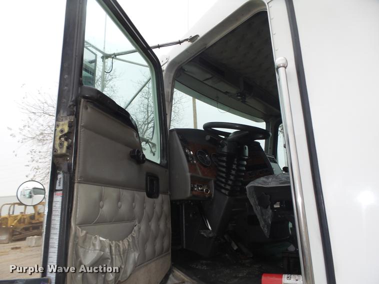 image for item L4194 2005 Kenworth T800 semi truck