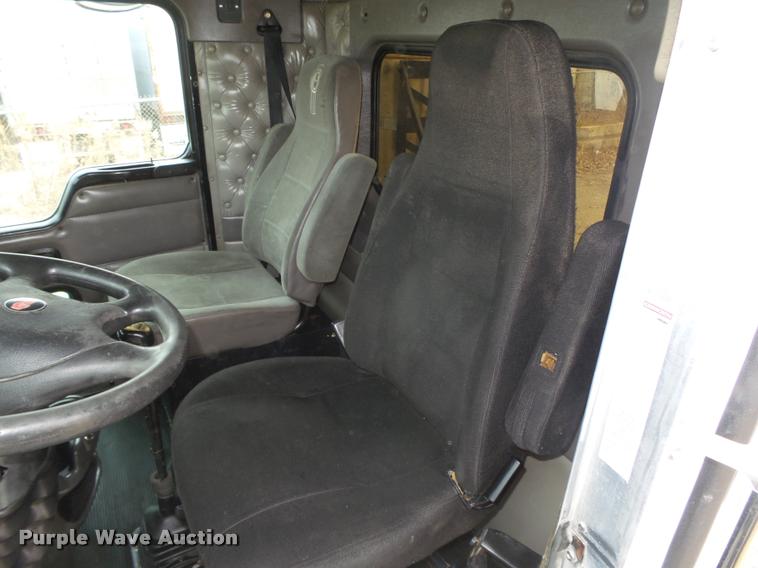 image for item L4194 2005 Kenworth T800 semi truck