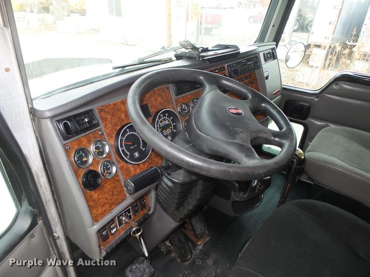 image for item L4194 2005 Kenworth T800 semi truck