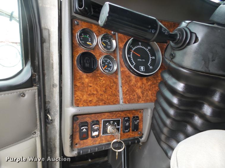 image for item L4194 2005 Kenworth T800 semi truck