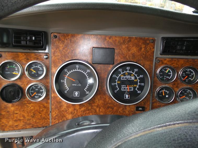 image for item L4194 2005 Kenworth T800 semi truck