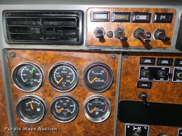 image for item L4194 2005 Kenworth T800 semi truck