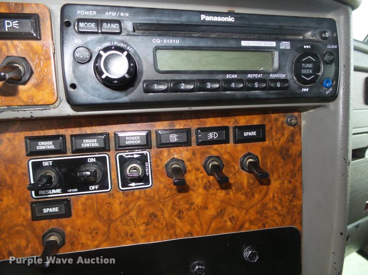 image for item L4194 2005 Kenworth T800 semi truck