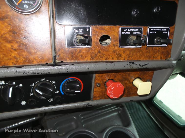image for item L4194 2005 Kenworth T800 semi truck