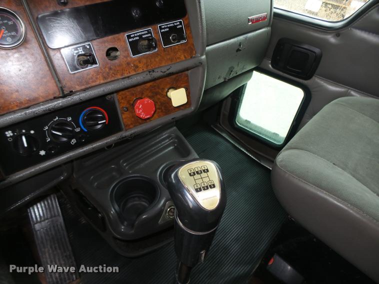 image for item L4194 2005 Kenworth T800 semi truck