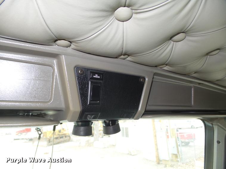 image for item L4194 2005 Kenworth T800 semi truck