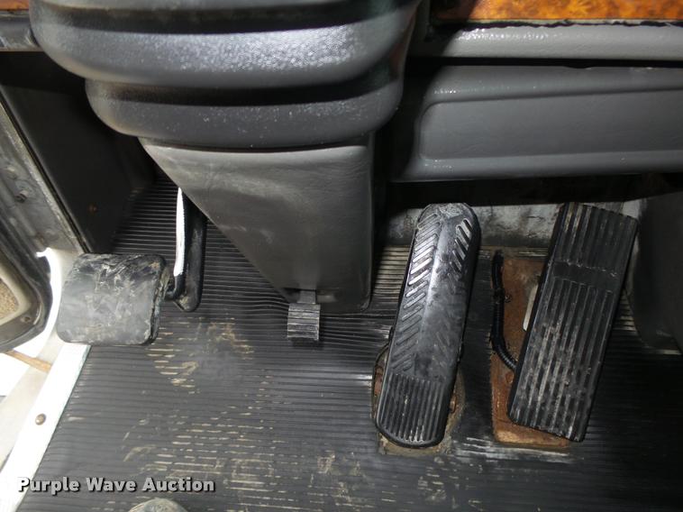 image for item L4194 2005 Kenworth T800 semi truck