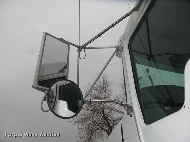 image for item L4194 2005 Kenworth T800 semi truck