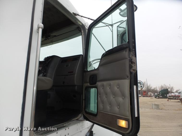 image for item L4194 2005 Kenworth T800 semi truck