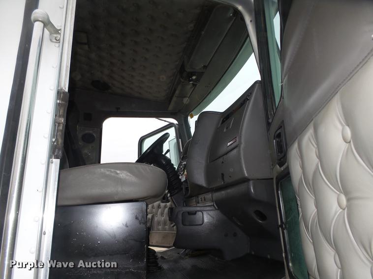 image for item L4194 2005 Kenworth T800 semi truck