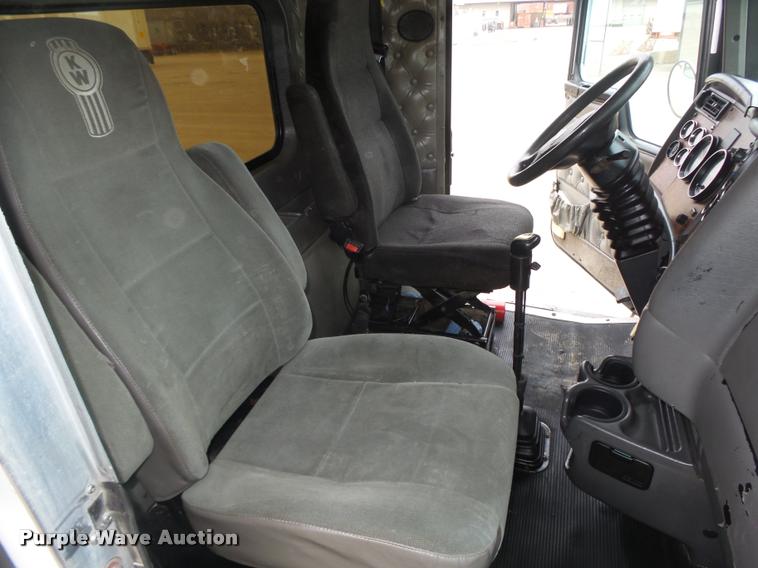 image for item L4194 2005 Kenworth T800 semi truck