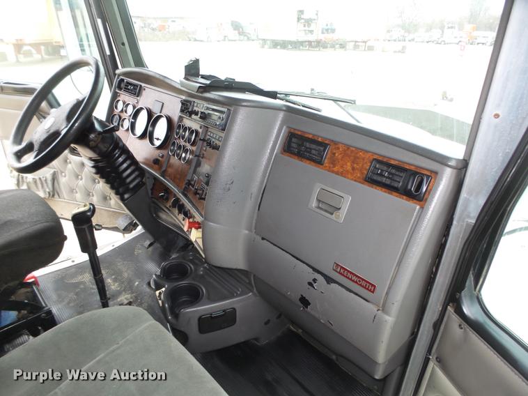 image for item L4194 2005 Kenworth T800 semi truck