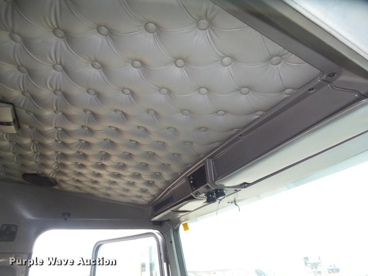 image for item L4194 2005 Kenworth T800 semi truck