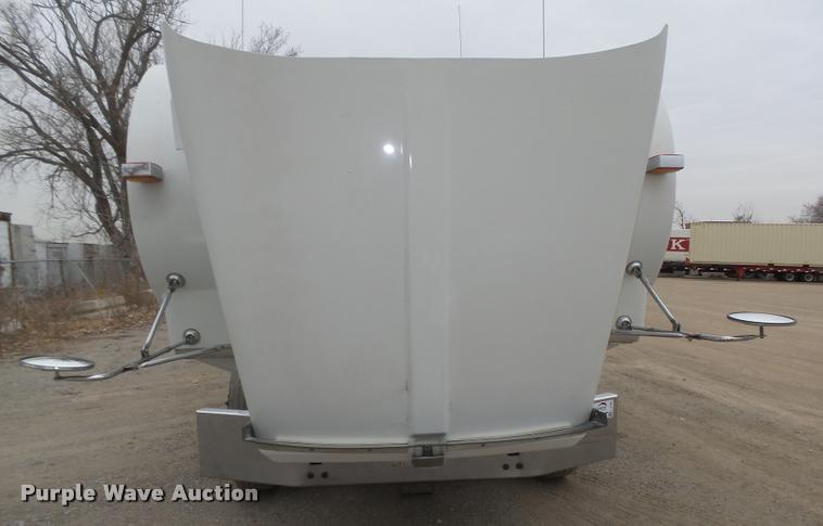 image for item L4194 2005 Kenworth T800 semi truck