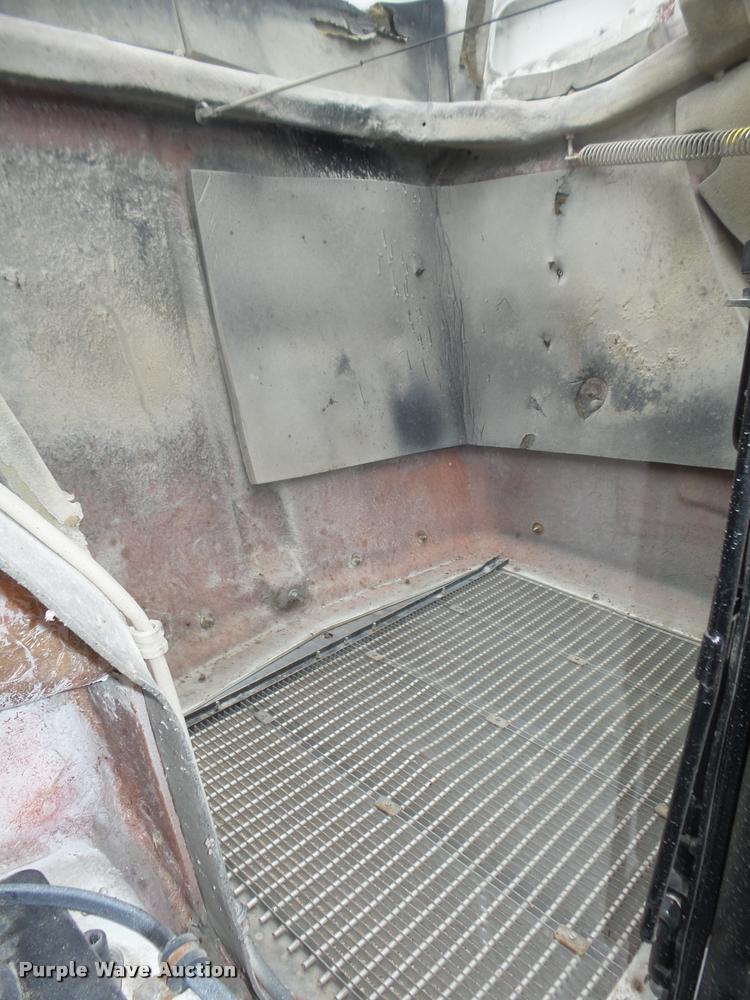 image for item L4194 2005 Kenworth T800 semi truck