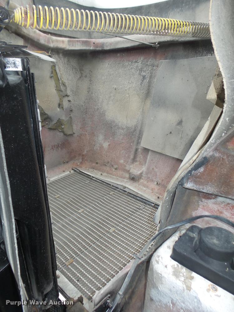 image for item L4194 2005 Kenworth T800 semi truck