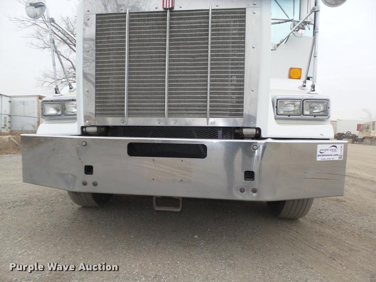 image for item L4194 2005 Kenworth T800 semi truck