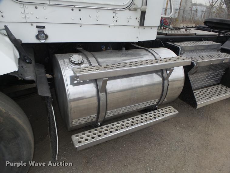 image for item L4194 2005 Kenworth T800 semi truck