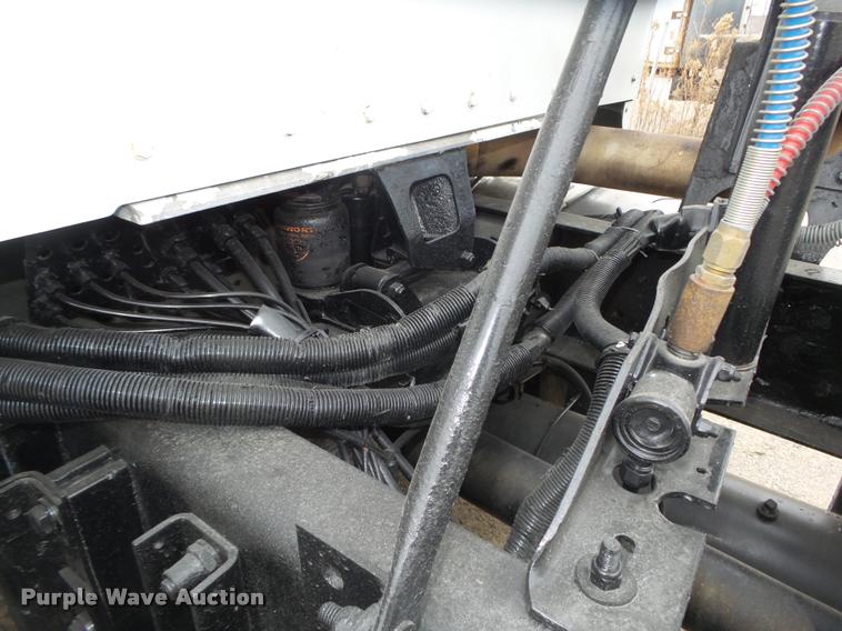 image for item L4194 2005 Kenworth T800 semi truck