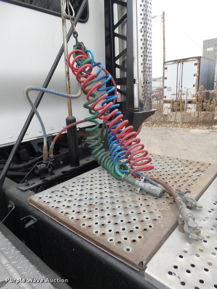 image for item L4194 2005 Kenworth T800 semi truck