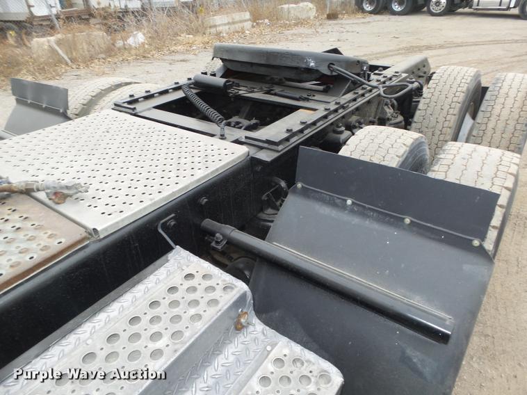 image for item L4194 2005 Kenworth T800 semi truck