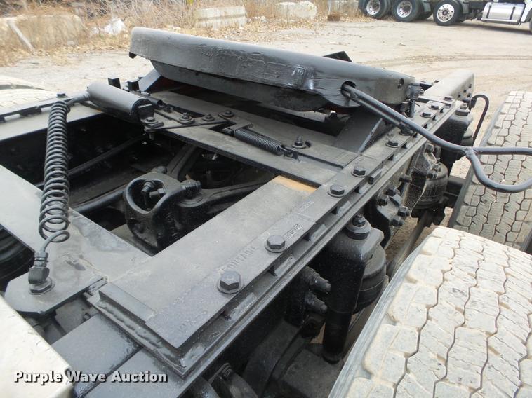 image for item L4194 2005 Kenworth T800 semi truck