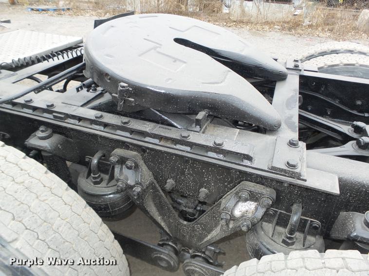 image for item L4194 2005 Kenworth T800 semi truck