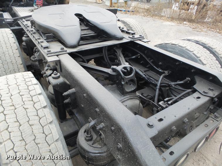 image for item L4194 2005 Kenworth T800 semi truck