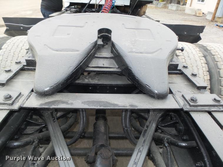 image for item L4194 2005 Kenworth T800 semi truck