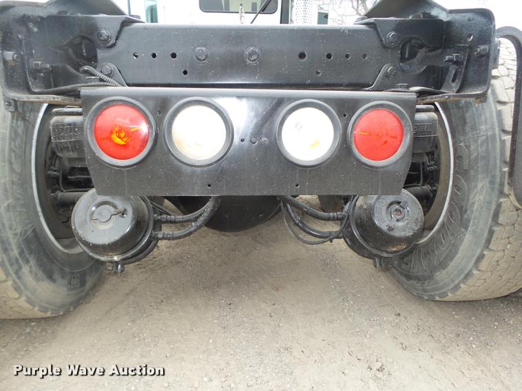 image for item L4194 2005 Kenworth T800 semi truck