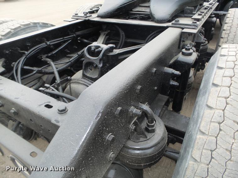 image for item L4194 2005 Kenworth T800 semi truck