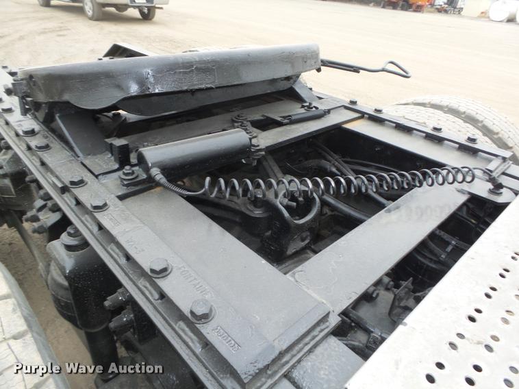 image for item L4194 2005 Kenworth T800 semi truck