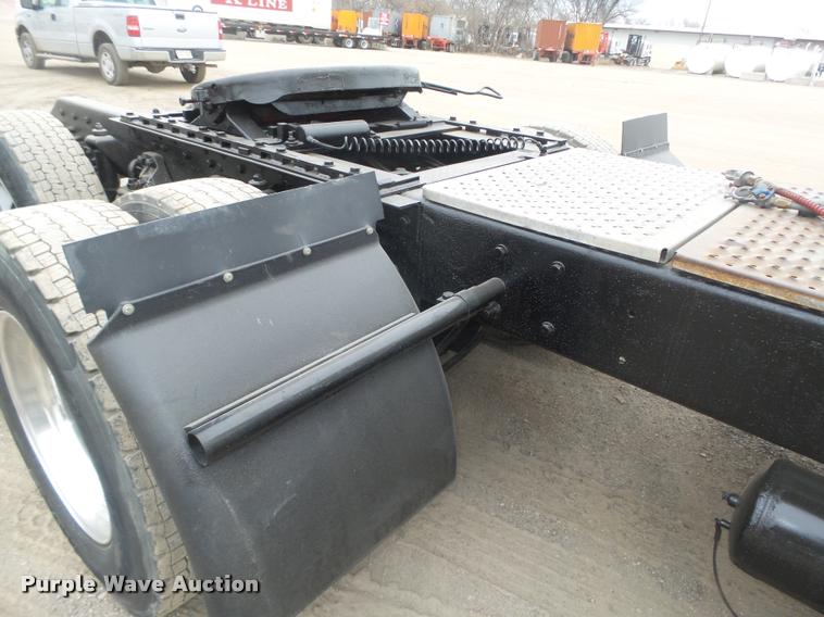 image for item L4194 2005 Kenworth T800 semi truck