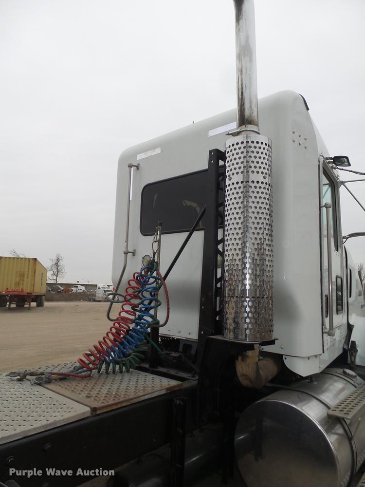 image for item L4194 2005 Kenworth T800 semi truck