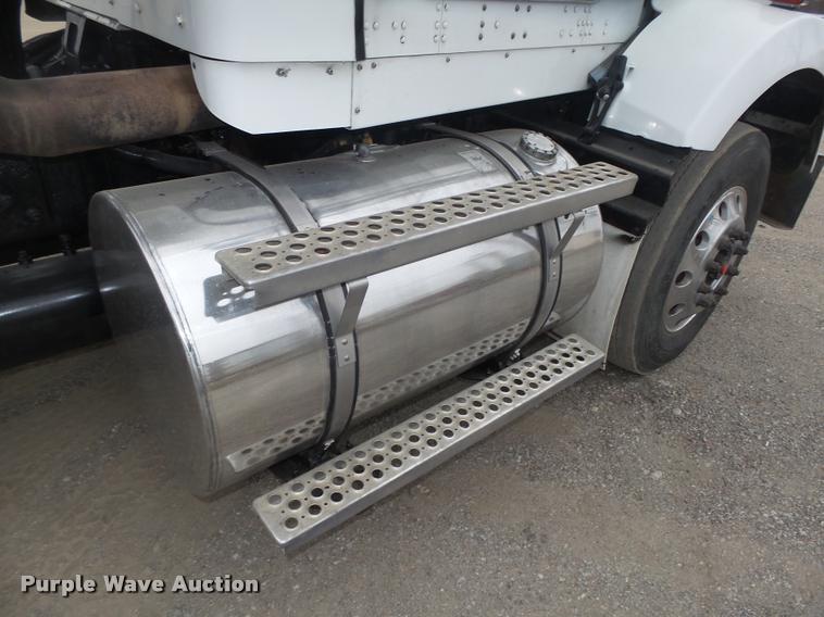 image for item L4194 2005 Kenworth T800 semi truck