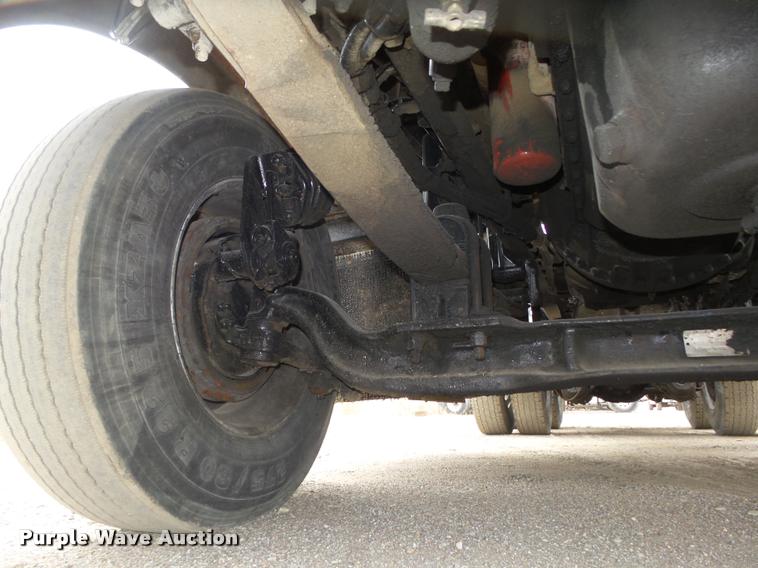 image for item L4194 2005 Kenworth T800 semi truck