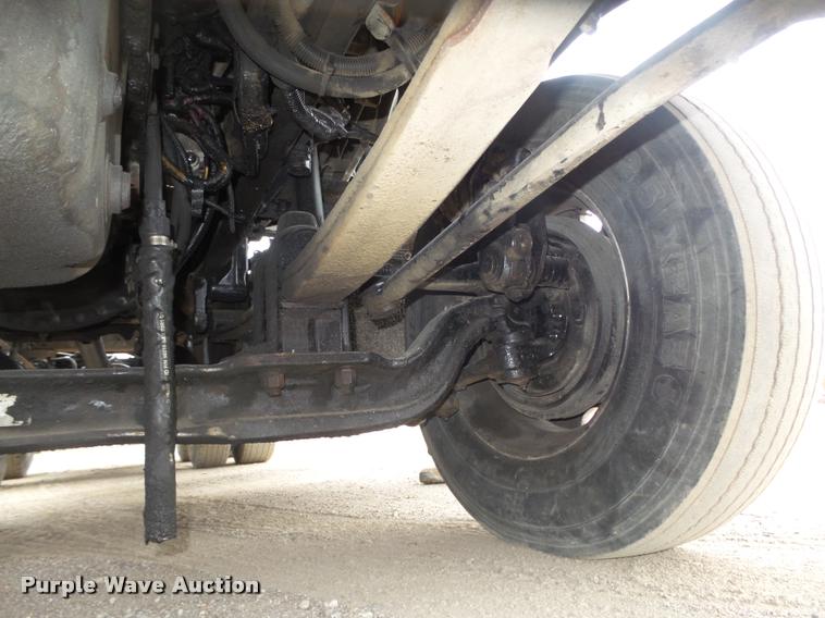 image for item L4194 2005 Kenworth T800 semi truck