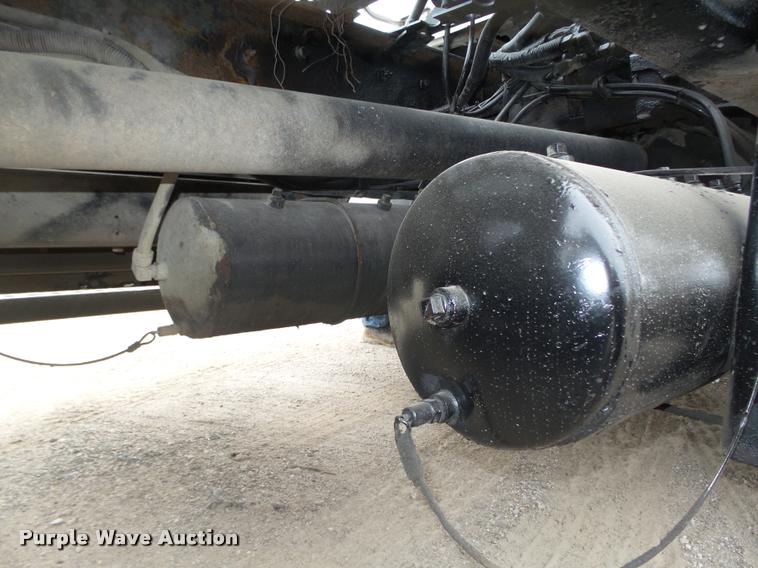 image for item L4194 2005 Kenworth T800 semi truck