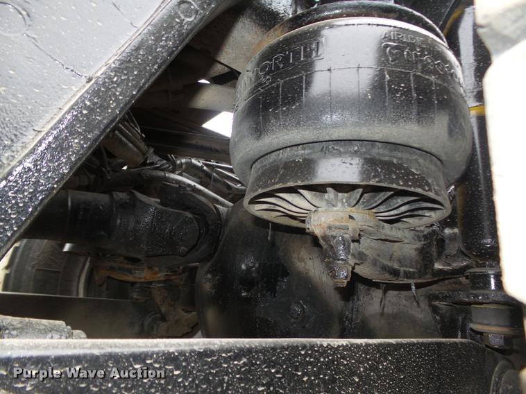 image for item L4194 2005 Kenworth T800 semi truck