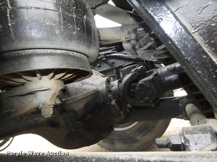 image for item L4194 2005 Kenworth T800 semi truck