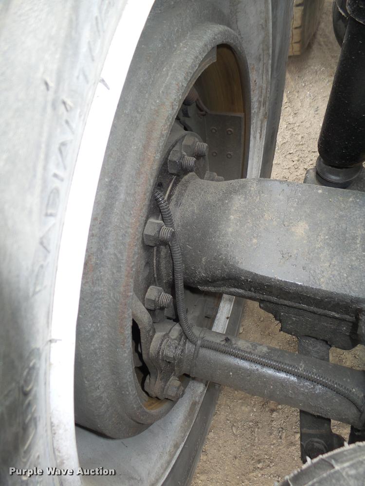 image for item L4194 2005 Kenworth T800 semi truck