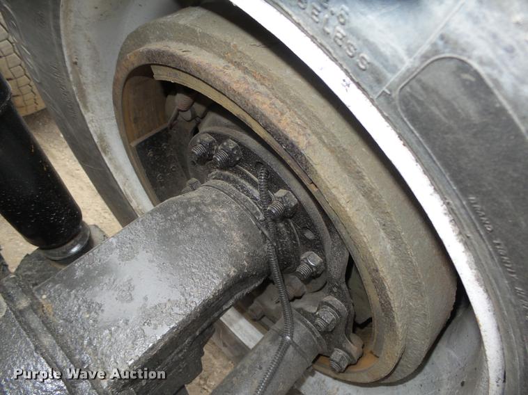 image for item L4194 2005 Kenworth T800 semi truck