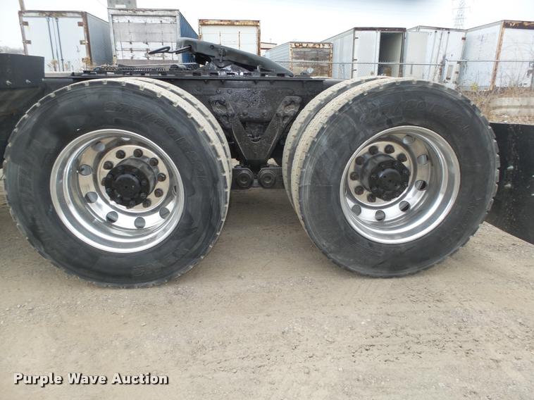 image for item L4194 2005 Kenworth T800 semi truck