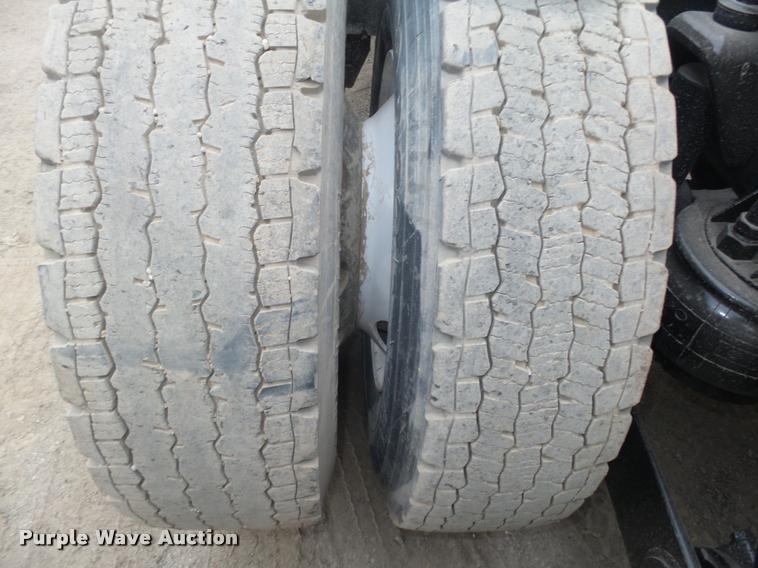 image for item L4194 2005 Kenworth T800 semi truck