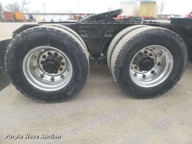 image for item L4194 2005 Kenworth T800 semi truck